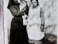 Barbara Willing (Durscht Bäwi) (295) mit Schwiegertochter Kathar. (Hengels) u. Enkel Elisabeth